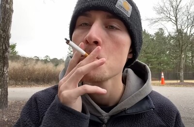 Лечение зависимости от табакокурения в Харовске Мужчина с сигаретой делает затяжку